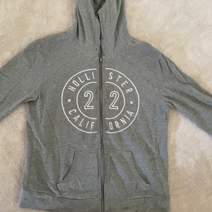 Grå hollister hoodie  - Sååå skön hoodie! Verkligen superskön! Fin att ha på en hemmadag men massa smycken! 👍