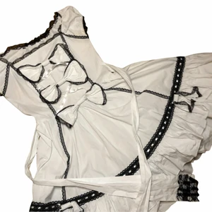 lolita klänning - en gullig lolita klänning som är perfekt för dig som vill prova dig in i stilen utan att köpa en klänning för flera tusen! pettycoat i kjolen sitter fast så den har lite volym! den är i använt skick men inget ett enkelt sy-kit inte kan fixa! 🪡 framförallt är banden under rosetterna vid bröstet svagt påsatta. 