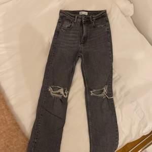 Så snygga zara jeans som aldrig blivit använda då de var för små. Är precis som nya! De är gråa med en sökts längst ned och håll vid knäna. Skriv om man vill ha fler bilder!😎🤪😍