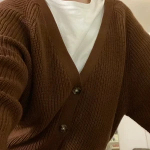 Oversized kofta - Säljer en mörkbrun kofta från Monki. Bra skick