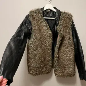 En stickad/päls väst som jag matchat med olika jackor el hoodies. Super snygg och skön, perfekt skick. Storleken är medium. 