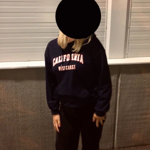 Hoodie med tryck - En fin och skön hoodie med tryck🤍 skriv för mer info! Frakt tillkommer! Storlek S