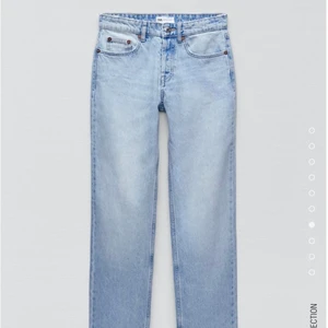 Jeans mid Rise  - Intressekoll dessa fina midwaist jeansen från Zara i stl 36 som är slutsålda på hemsidan💗Hör gärna av dig om du har dessa jeansen men i stl 38 och vill byta!💕Jeansen är använda men i väldigt bra skick❣️Köparen står för frakten. Startar budgivning om flera skulle vara intresserade. 