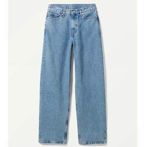 Weekday jeans i modellen Rail vilket beskrivs som ”Mid loose straight jeans” på hemsidan och köptes för 600kr har inte använts så mycket, är i mycket-ny skick💕 Kom privat så kan vi diskutera pris osv… (mått, fler bilder) 
