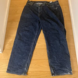 Sweet sktbs jeans - Jätte coola mörk blåa baggy jeans från sweet sktbs. Väldigt stora och baggy på mig som är runt 170. Slitna vid hälen (bild 2) annars jätte fina kan mötas upp eller frakta. Kom privat för fler bilder :)