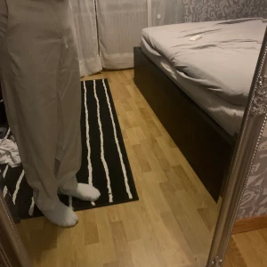 Bershka kostymbyxor vita straight fit - Använd ett par gånger, väldigt bra skick är 185cm lång storlek eu:38 samfraktar helst