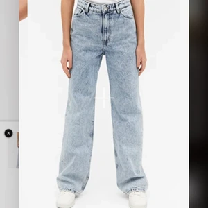 Jeans från monki - Säljer mina wide leg jeans från monki som är i storlek 24. Men jag har fått de uppsydda 3 cm hos ett skrädderi. GRATIS FRAKT!!
