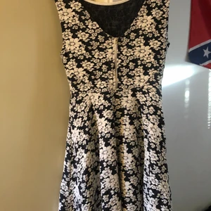 Mönstrad klänning  - En mönstrad kort klänning. Aldrig använd, det är st M men funkar även som S. 