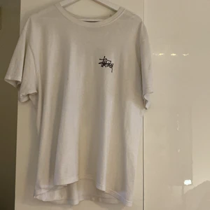 Stussy t-shirt - En stussy tröja i relativt bra skick, fläck finns (se bild)