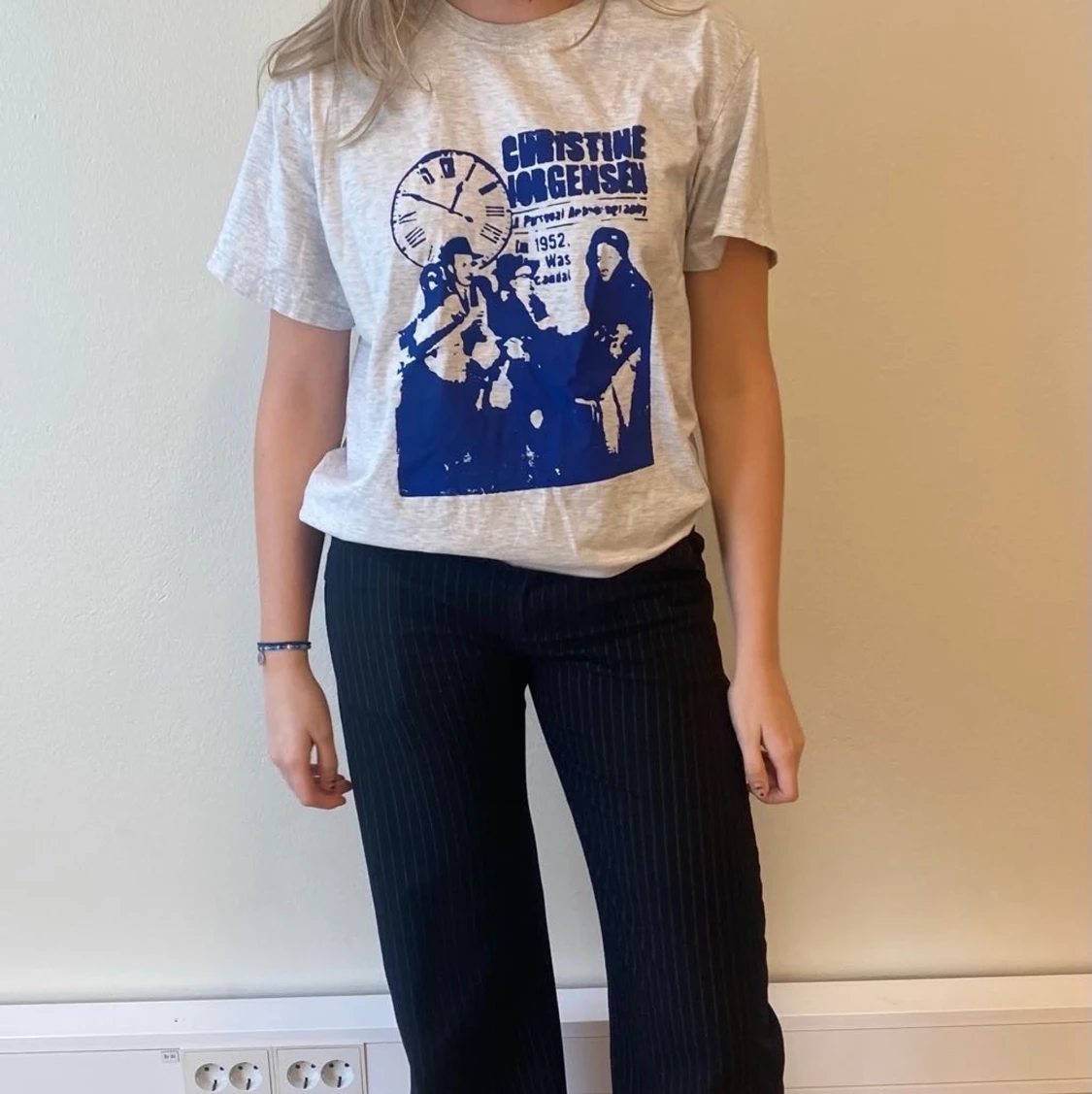 Grå t-shirt Christine Jorgensen