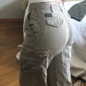 Cargobyxor byxor  - Snygga beiga cargobyxor i tjockt material, sitter perfekt och är långa i benen. 