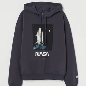 mörk grå nasa hoodie - säljer nu min fina nasa hoodie som jag köpte från hm ett tag sen, väl använd men inget man märker av. Slutsåld överallt 