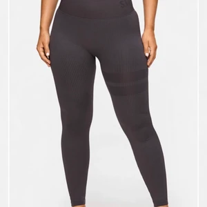 Stronger Embrace Tights  - Säljer ett par ribbade stronger tights i fint skick. Strl M  
