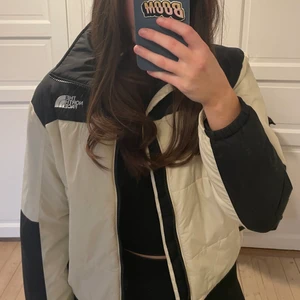 SLUTSÅLD THE NORTH FACE JACKA - Säljer nu min fina vind/vårjacka från the northface i en varmare vit. Använd fåtal gånger och därav i nyskick! St. M men skulle säga att den är lite mindre i storleken! Köpt för 1 145kr! Perfekt nu till våren🥰hör gärna av dig vid frågor/funderingar💘