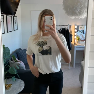 Cool T-shirt  - Cool T-shirt från hm med Ariana Grande tryck. Denna är superskön i materialet och går att stoppa in alternativt knyta om man vill det✨ 