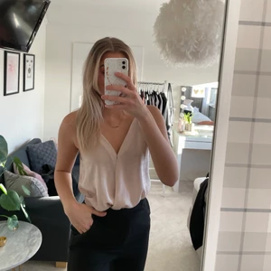 Linne i satin - Gulligt linne i satin från bikbok. Denna är i storlek M men sitter mer som en S. Linnet är i body-format💖