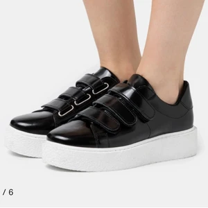 Sneakers med kardborreband - Säljer nu dessa i princip oanvända sneakers med kardborreband. Supersnygga och väldigt fint skick. Säljer då dessa är för små för mig. Köpta på Zalando, nypris 879kr, säljer för 200. Pris går att diskutera🖤