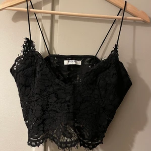 Spets topp - Svart spets topp från Nelly.com. Storlek S. Säljer för 50kr +frakt☺️