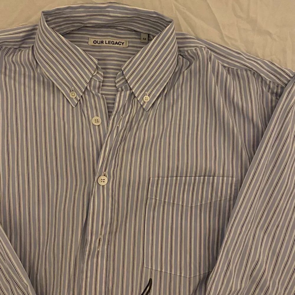 our legacy randig skjorta i bra skick aldrig använd. storlek 44 i en oversize fit så stor i storleken. köparen står för frakt 💚. Skjortor.