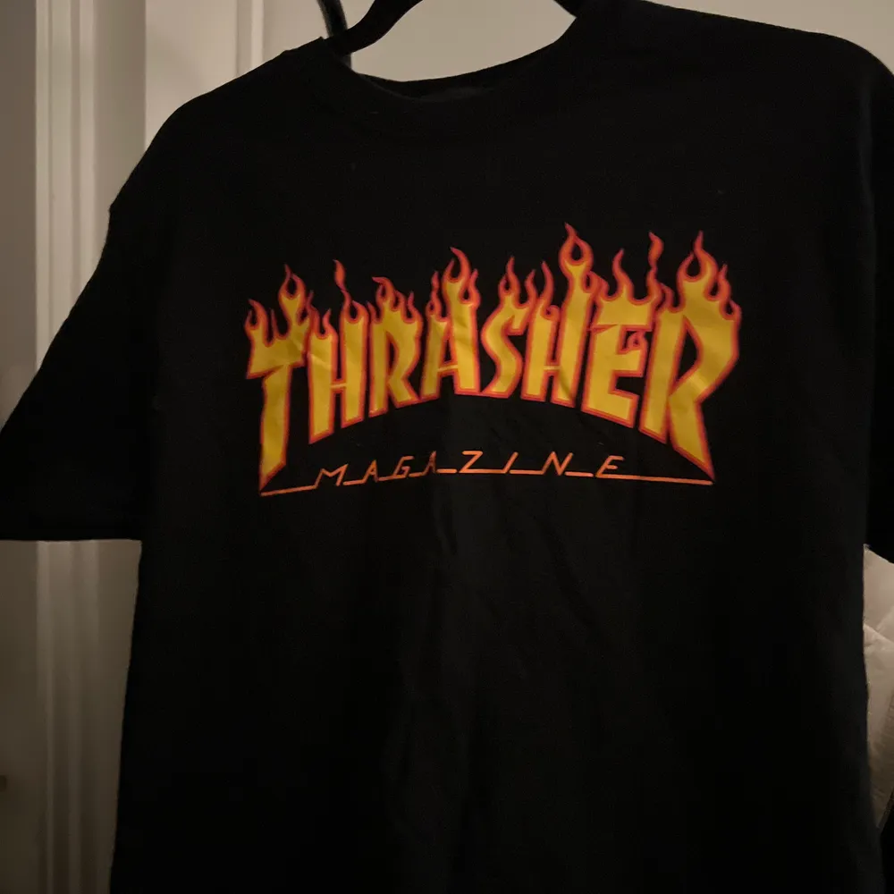 En svart Thrasher t-shirt. Använd endast en gång. T-shirten är i stl M. Jag köpte t-shirten på affären ”patches & pins” i Gävle. Köparen står för frakten och det går ej att returnera ❤️. T-shirts.