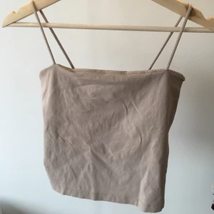 Linne från Gina Tricot - Säljer mitt Gina-linne i str M (passar mig som har str S också). Färgen syns mer på den andra bilden.            Kan mötas upp i Lund/Malmö eller frakta 