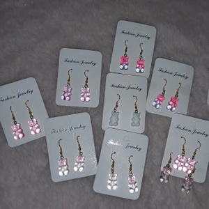 Örhängen  - Super fina björn örhängen, egen gjorda. 25kr/par eller 40kr/ 2 par🧸🤎 Nickelfria, de 2 som har 4 örhängen är sålda!