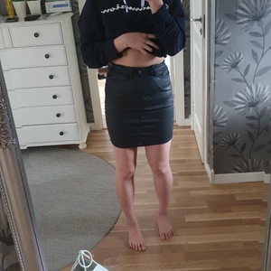 Skinkjol - Använd 1-2 gånger, fint skick. Dock har sömmarna på fickorna lossnat i mitten. Jag har xs/s och den passar mig perfekt, är bara inte min stil