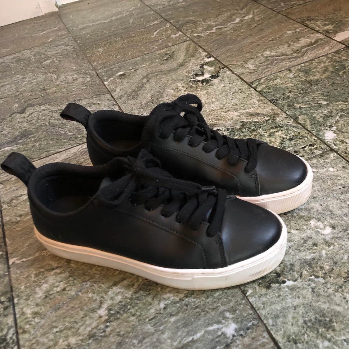 Svarta sneakers