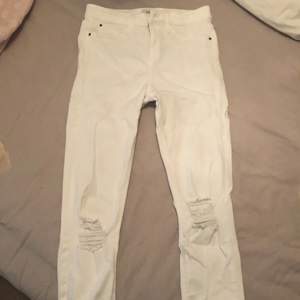 Vita jeans från river island, skit snygga och inte genomskinlig. Nypris 500 och knappt använda. 100kr+frakt 