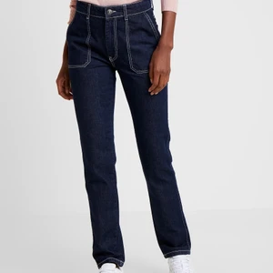 Fina mörkblåa jeans  - Köpte dessa jeans från asos för ca 1 år sedan. Använda max 2 gånger. Säljer pga att de är för små. Storlek L men passar en M. Första och sista bilden är lånad men visar en rättvis nyans av färgen på jeansen. Köparen står för frakten