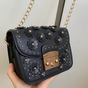 Axelväska från even&odd - Super fin axelväska, som jag säljer för att den inte har kommit till användning. Väskan har lite mindre slitage i ena hörnet men inget märkvärdigt. Själva gulddelen har några repor men inga märkvärdiga enligt mig. Själva väskan är lite mindre I storleken