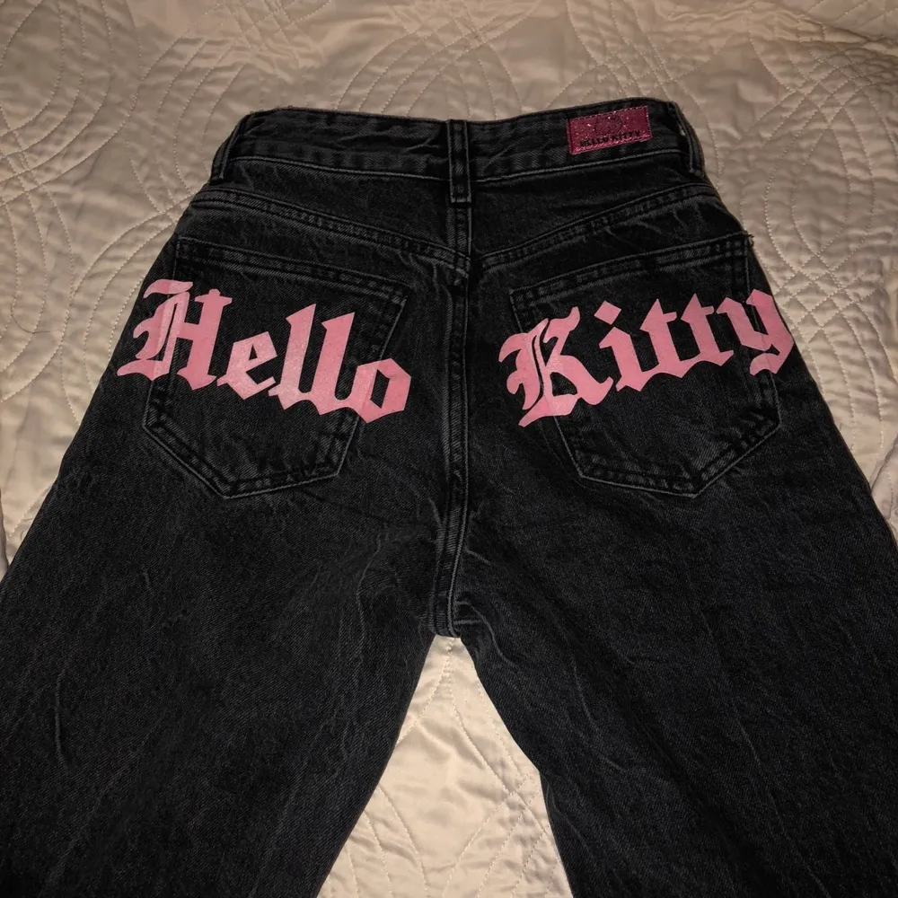 Säljer mina hello Kitty jeans från bershka(som är slutsålda) för att jag behöver pengar, de är använda typ 2 gånger så de är som nya (lånade bilder) de är högmidjade med utsvängda ben och skit snygga så snälla köp. Ni får gärna buda men behöver sälja så snart som möjligt ! PS glöm ej frakt kostnaden!!. Jeans & Byxor.