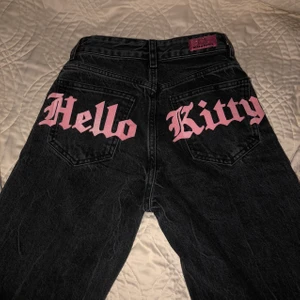 Hello Kitty Jeans - Säljer mina hello Kitty jeans från bershka(som är slutsålda) för att jag behöver pengar, de är använda typ 2 gånger så de är som nya (lånade bilder) de är högmidjade med utsvängda ben och skit snygga så snälla köp. Ni får gärna buda men behöver sälja så snart som möjligt ! PS glöm ej frakt kostnaden!!