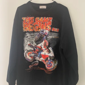 Sweatshirt  - Intressekoll på denna sweatshirt med tryck. I mycket bra skick då jag inte användt den många gånger. Funderar på att sälja då den inte kommer till användning. Storlek s men passar xs o m också beroende på hur man vill att den ska sitta. 