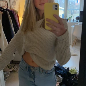 Stickad tröja - Så fin stickad tröja som är perfekt nu till våren, kan användas som offshoulder om man vill💕💕 Använd fåtal gånger och därför i nyskick, inga bieffekter eller fäckar. jag kan frakta eller också mötas upp. Skickar gärna fler bilder om någon är intresserad.