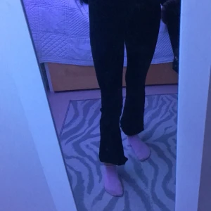 Svarta bootcut tajts. Stl. 140 - Svarta bootcut tajts från h&m. Stl.140