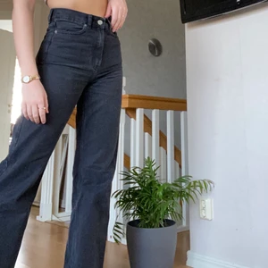Wide leg dr.denim jeans  - Säljer nu mina wide leg dr.denim jeans i storleken 25/32. Jeansen är i nyskick och de är endast använda två ggr. Nypris 600kr, säljer för 299 kr 🥰