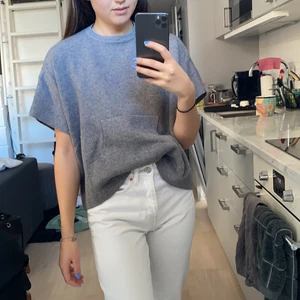 Stickad väst - Säljer denna stickade väst/tröja från Zarah barnavdelningen ! Stolek 140 men väldigt stor i storlek så passar mig som har storlek xs/s! 