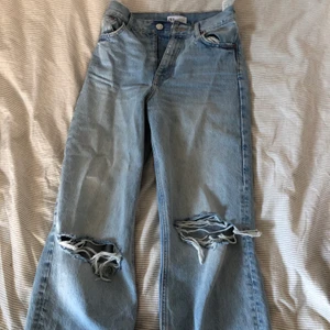 Zara jeans - Säljer mina populära jeans från Zara då de inte passar mig. Fint skick och sitter bra på. Vida byxor men tajtare upptill. 