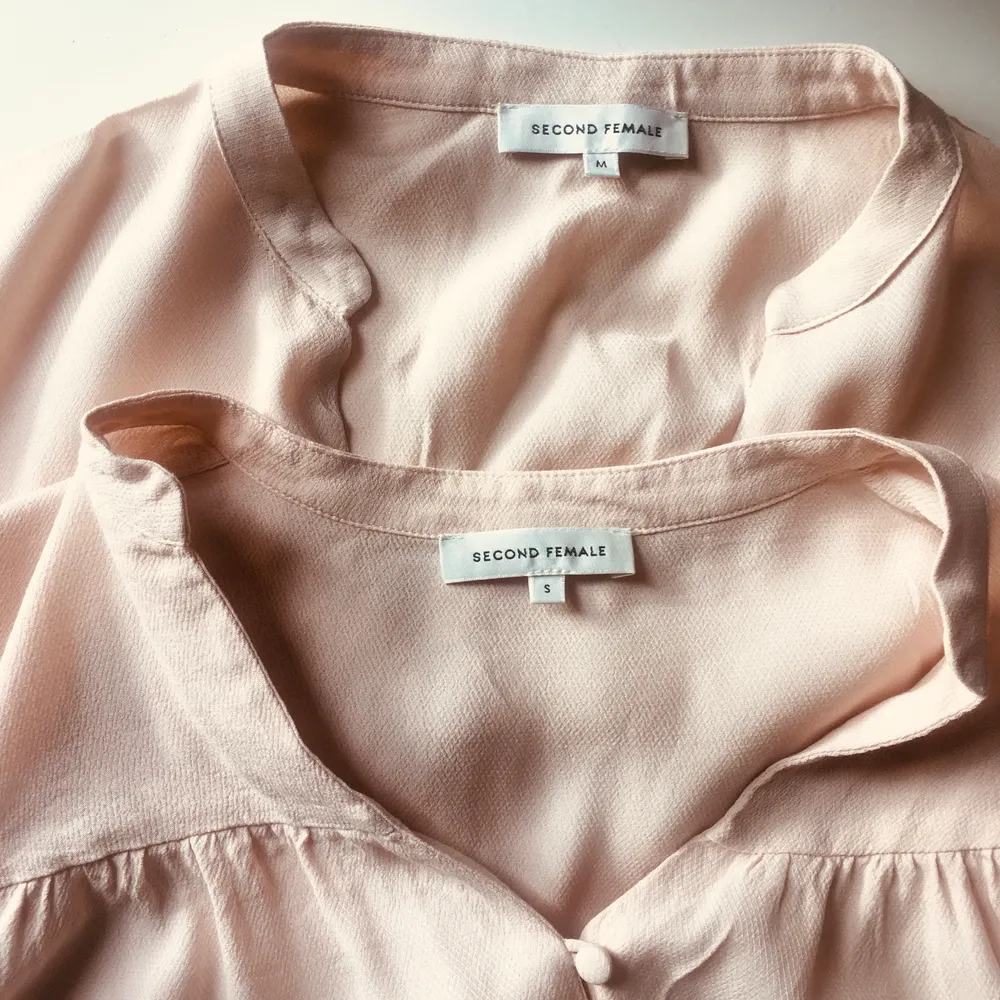 Både blusen är som ny! Blush pink pastell rosa 🌸 390kr styck plus porto 45kr med som blå påsar från Posten. Skickar alltid bildbevis och kvitto. Finns mer bilder och mått.. Blusar.