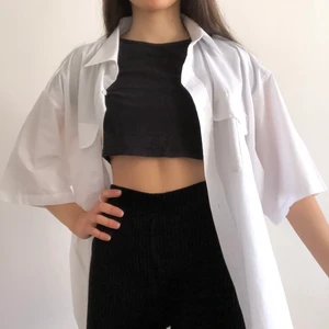 Oversize skjorta, fri frakt - Fräsch oversize t-shirt skjorta, egentligen ett herrplagg, men cool🤷🏽‍♀️💗 passar perfekt att slänga över bikinin eller en croptop. Kontakta mig om ytterligare frågor finns! Fri frakt❣️