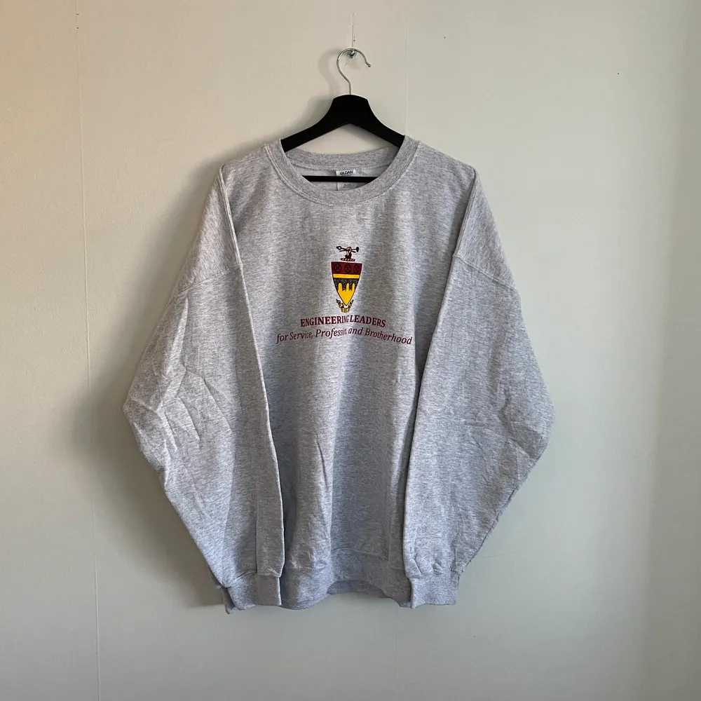 Vintage ”Engineering leaders” sweatshirt, En tröja i väldigt bra skick och i storlek XXL. Hänvisa till modellen som är 190 cm.. Tröjor & Koftor.