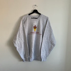 Vintage Sweatshirt  - Vintage ”Engineering leaders” sweatshirt, En tröja i väldigt bra skick och i storlek XXL. Hänvisa till modellen som är 190 cm.