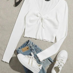 Topp  - Säljer denna topp ifrån Shein i strl M. Säljer den då den inte satt som jag tänkt mig men annars super söt! Tröjan är som sagt en storlek M men skulle nog säga att den är mer XS eller S!  100kr och köparen står för frakten! 