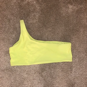 Neon bikini - Jättefin neon bikini överdel som tyvärr är för stor för mig, den är mer neon i verkligheten🥰 skriv för fler bilder