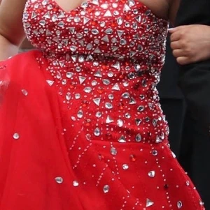 Balklänning  - En superfin balklänning i gott skick, använd vid ett tillfälle! Hon på bilden är 1,56 och hade 10cm klack, dvs. den passar någon som är något längre med lägre klack. Skriv om du vill ha fler bilder! Frakt tillkommer✨ Nypris: 2200kr 