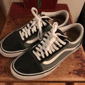 Vans Old Skool PRO - Vans Old Skool PRO skor som är väldigt lite använda. Mocka fram och bak annars tyg skor. PRO modellen är extra tålig och kraftig för att hålla.