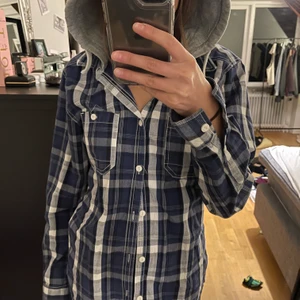 Vintage skorta - As snygg vintage skjorta som ja köpte på en vintage butik i stockholm. Märket heter twisted soul. Storlek M, men funkar på varje storlek beroende på hur man vill att den ska sitta