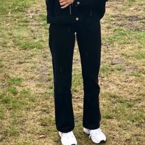 Weekday row jeans - INTRESSEKOLL! 🤍Säljer dessa super fina svarta Weekday jeans i modellen row (endast vid bra bud). Storlek 25/32! Köpta för 500kr. Skriv vid intresse eller om du undrar något. Frakt tillkommer på 66kr (spårbar). Buda privat från 300kr!🤍
