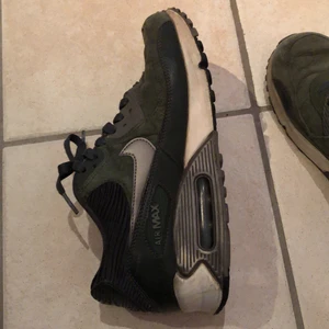 Nike air Max  - Militärgröna, fint skick, går att få de lite renare. Putsar dom innan affär